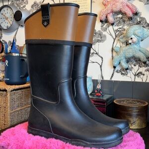 EUC Sperry knee high rain boots in black and tan rubber with thick treads on the